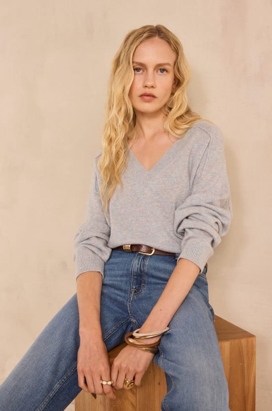 V-neck sweater in 100% 2-ply cashmere BARY;${refinementColor}