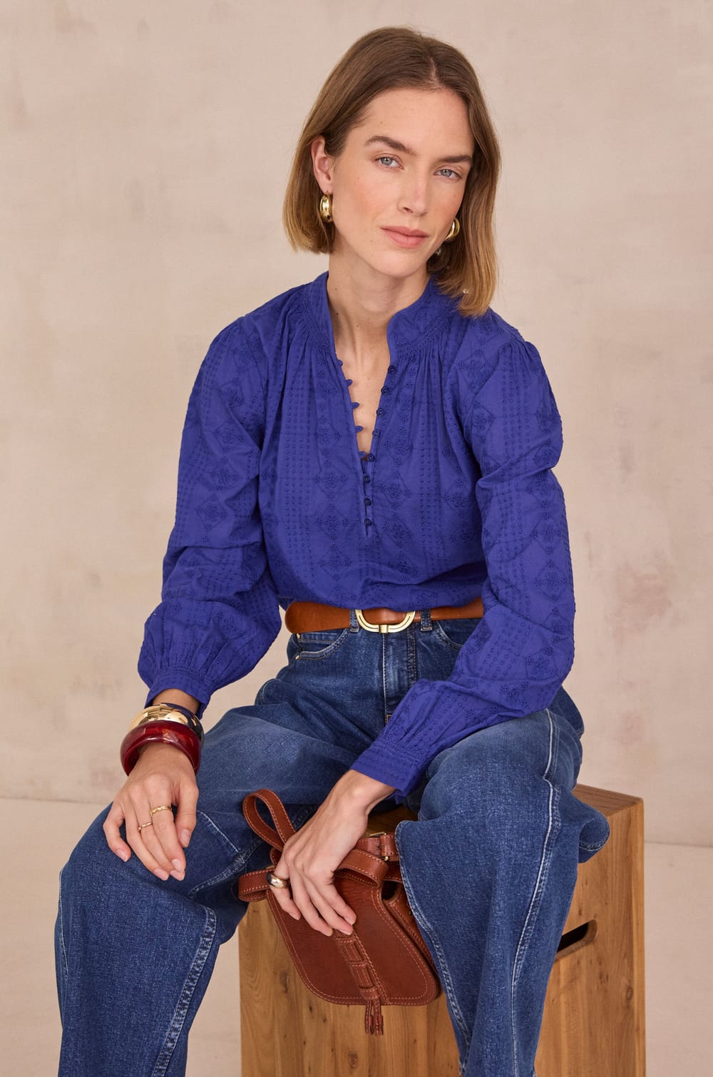 Blouse &agrave; broderies florales en 100% coton DELICE;${refinementColor}