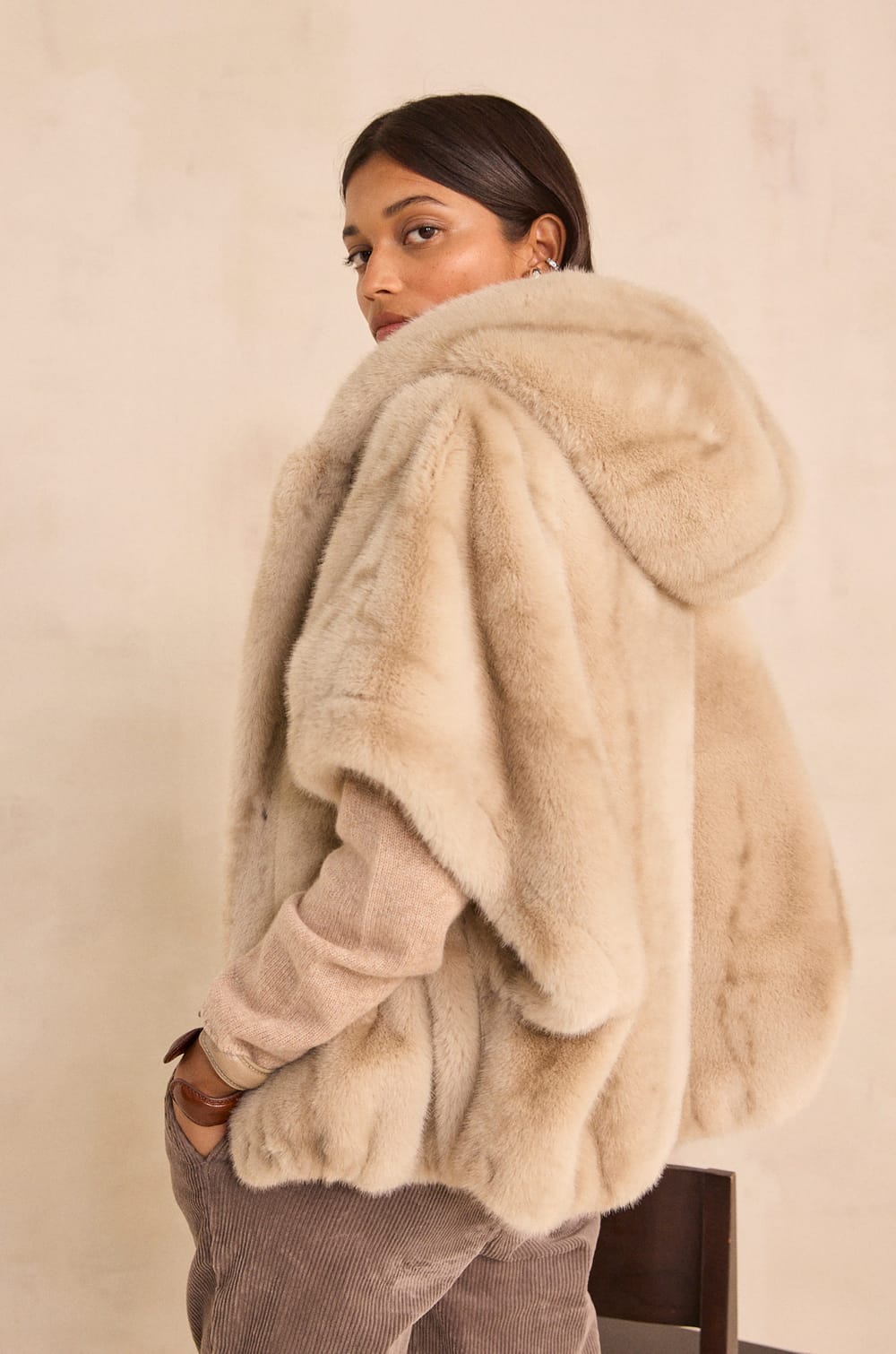 Sleeveless cape DAYANA;${refinementColor}