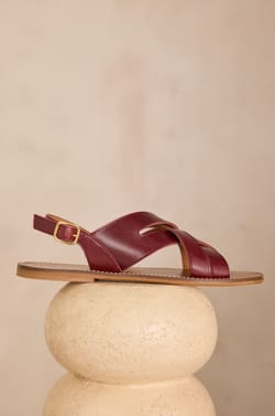 100% leather flat sandals SOAN;${refinementColor}
