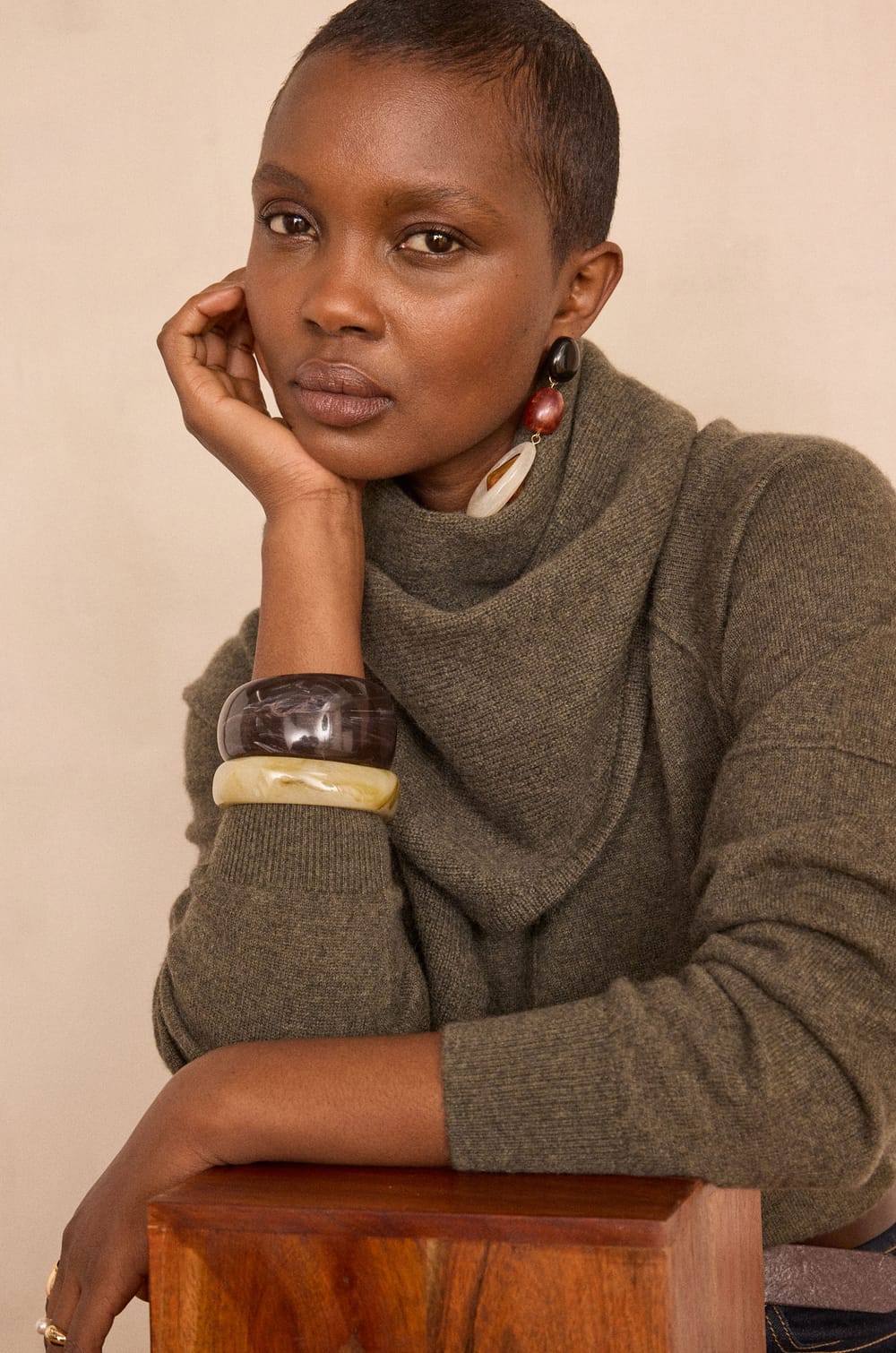 Triangle scarf in 100% 2-ply cashmere THOMAS;${refinementColor}