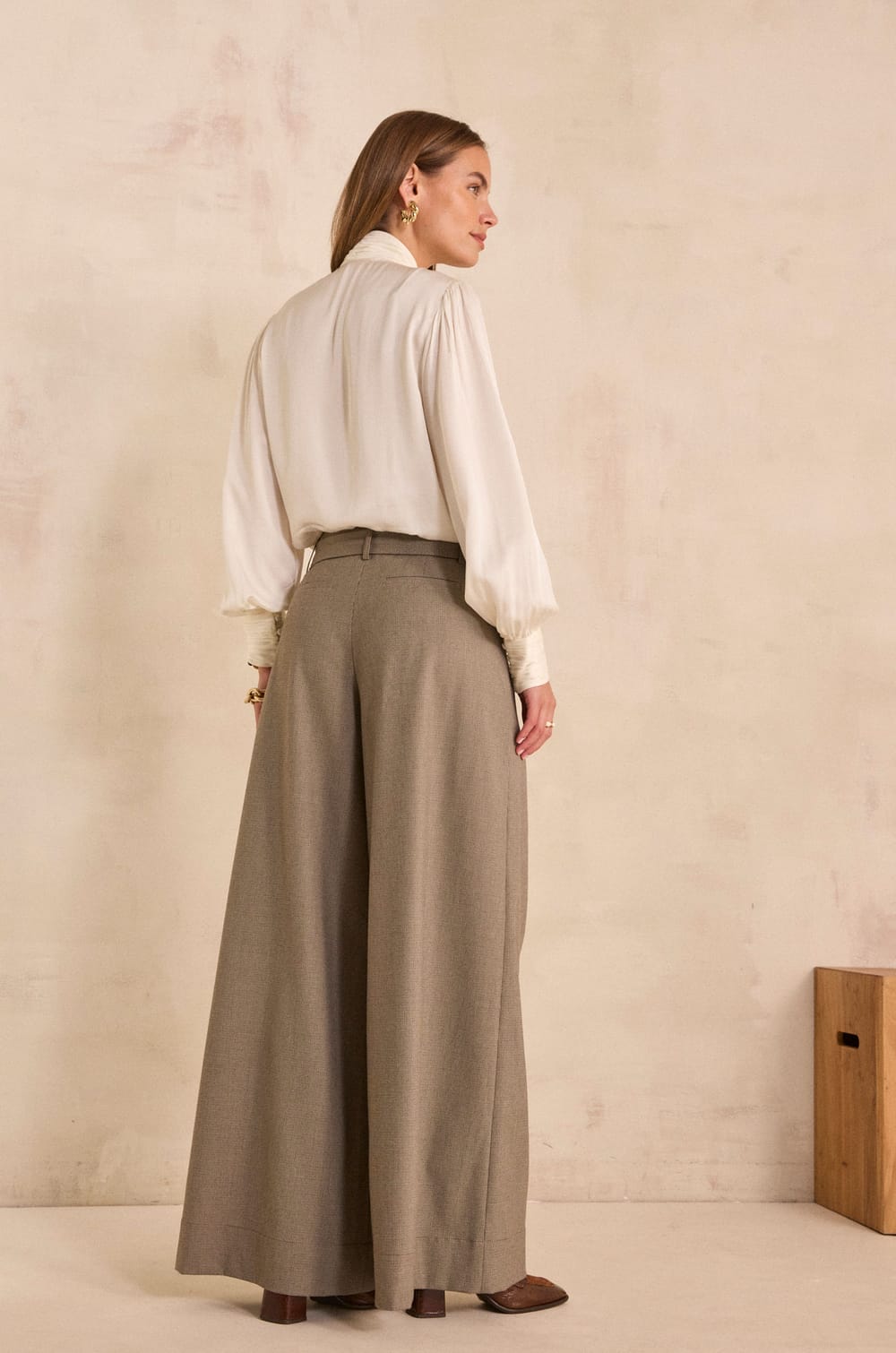 Wide beige pants in LILY;${refinementColor}