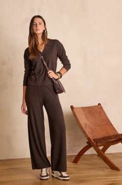 BOB V-neck jumper in wool;${refinementColor}