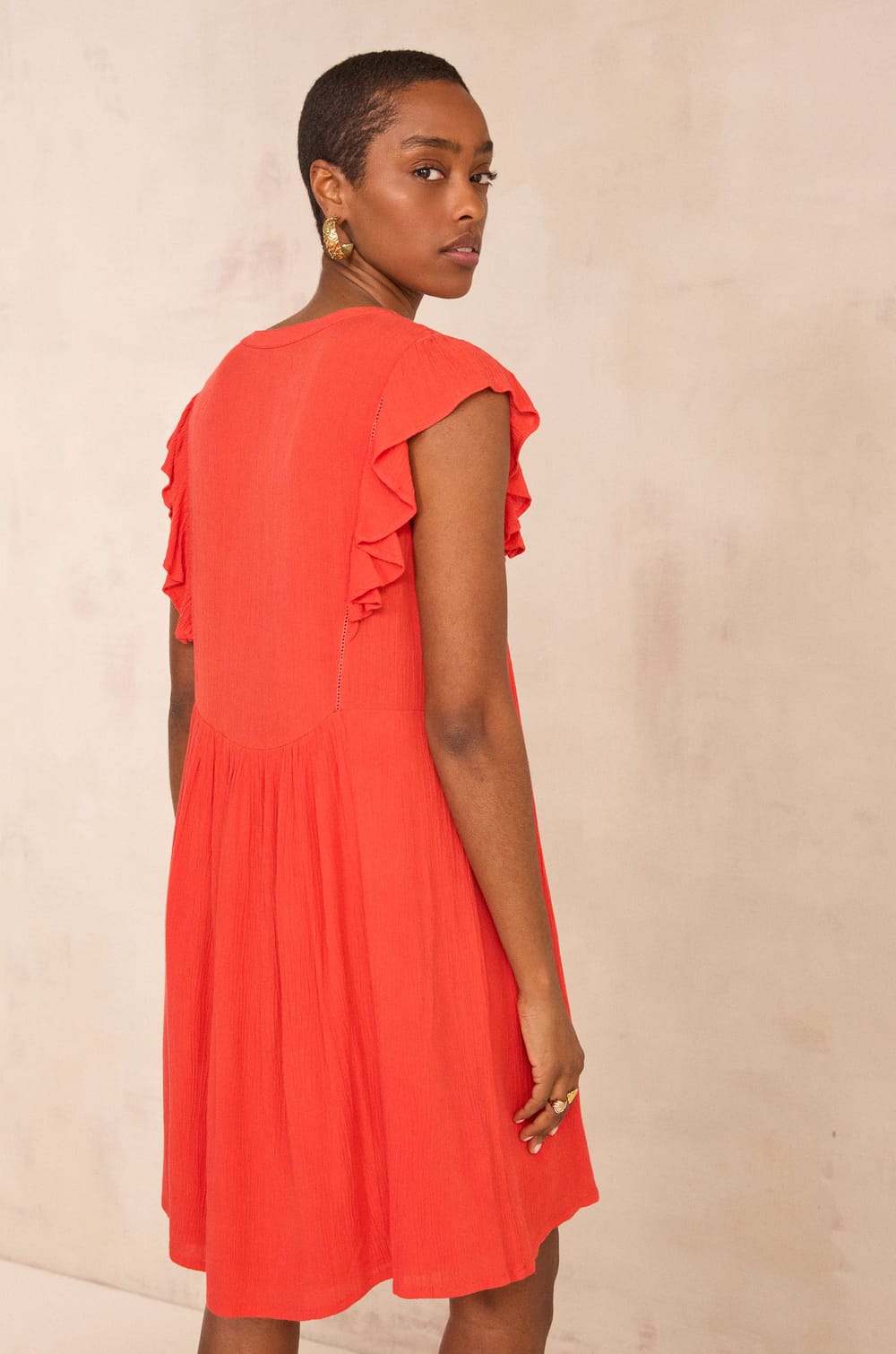 &Auml;rmelloses flie&szlig;endes kurzes Kleid BAYA;${refinementColor}