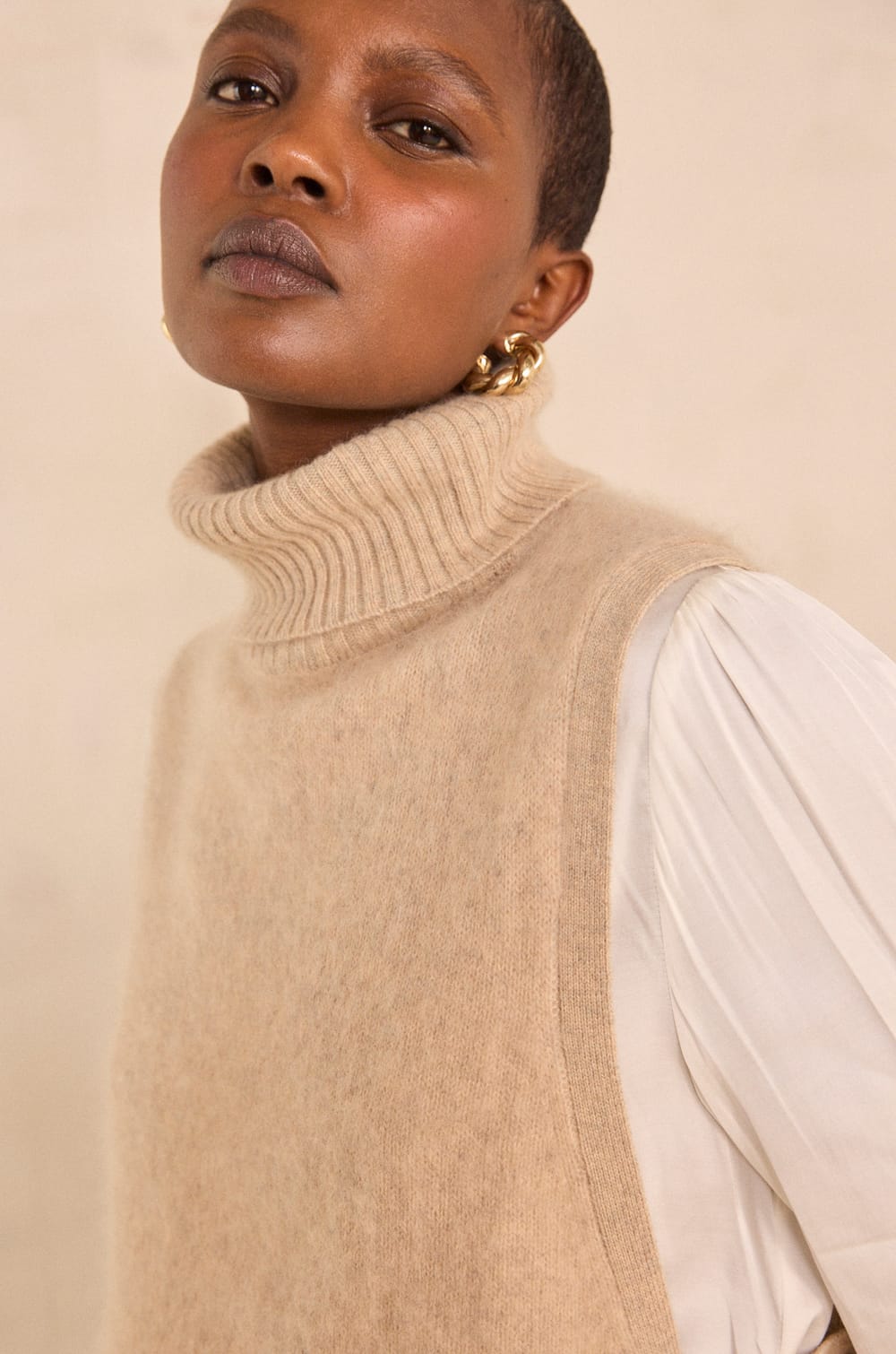 Cape sans manches en laine taupe clair REINE;${refinementColor}