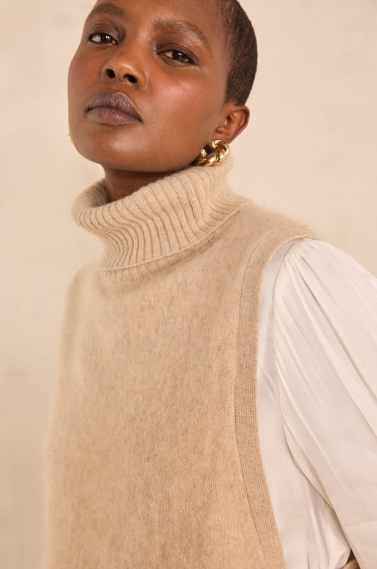 Light taupe wool sleeveless cape QUEEN;${refinementColor}
