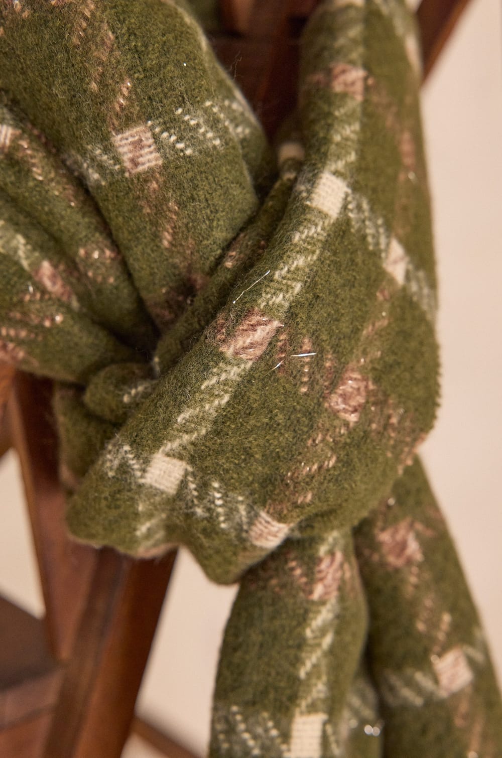 TIMEO checked scarf;${refinementColor}