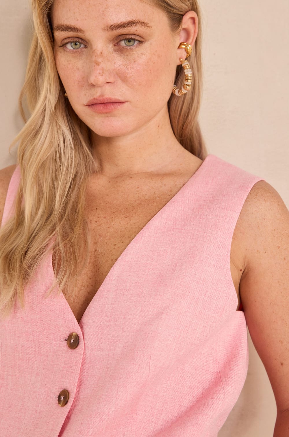 ABEL sleeveless vest;${refinementColor}