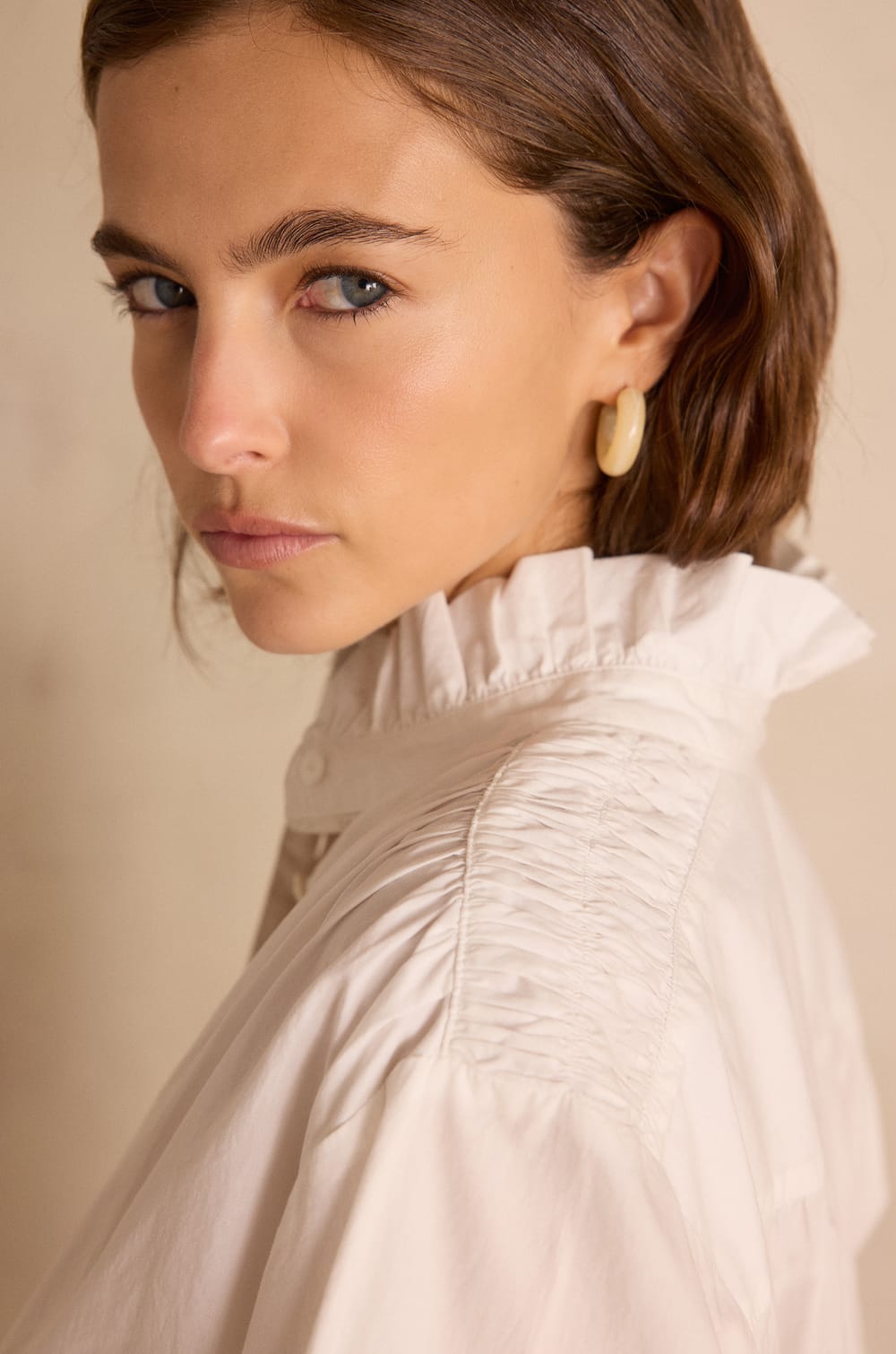 Blouse &agrave; col montant en 100% coton SIA;${refinementColor}