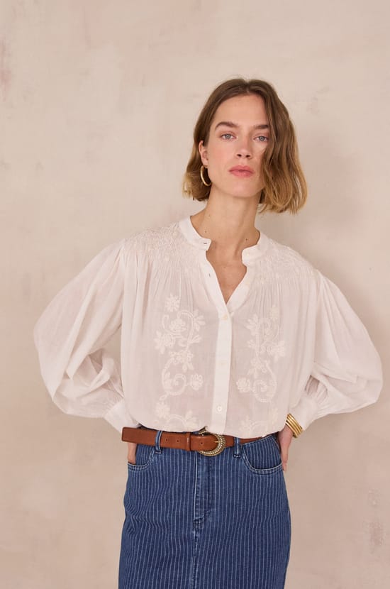 Blusa DARCIE con bordados florales de 100 % algod&oacute;n;${refinementColor}