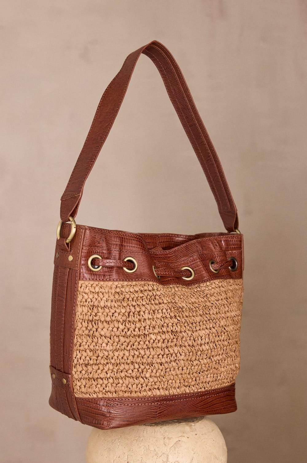 MAX leather and raffia bucket bag;${refinementColor}