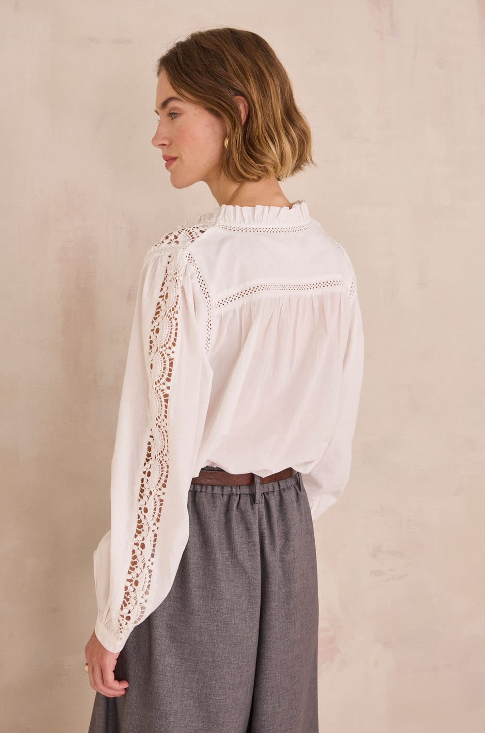Blouse with floral embroidery in 100% cotton DAISY;${refinementColor}
