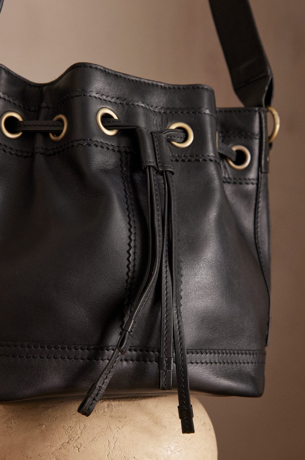 Sac seau LUCIEN en cuir;${refinementColor}