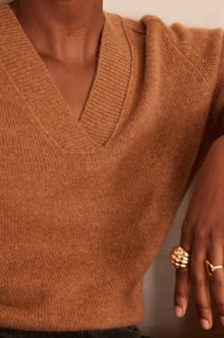 V-neck jumper in 100% 4-ply cashmere BRYTON;${refinementColor}