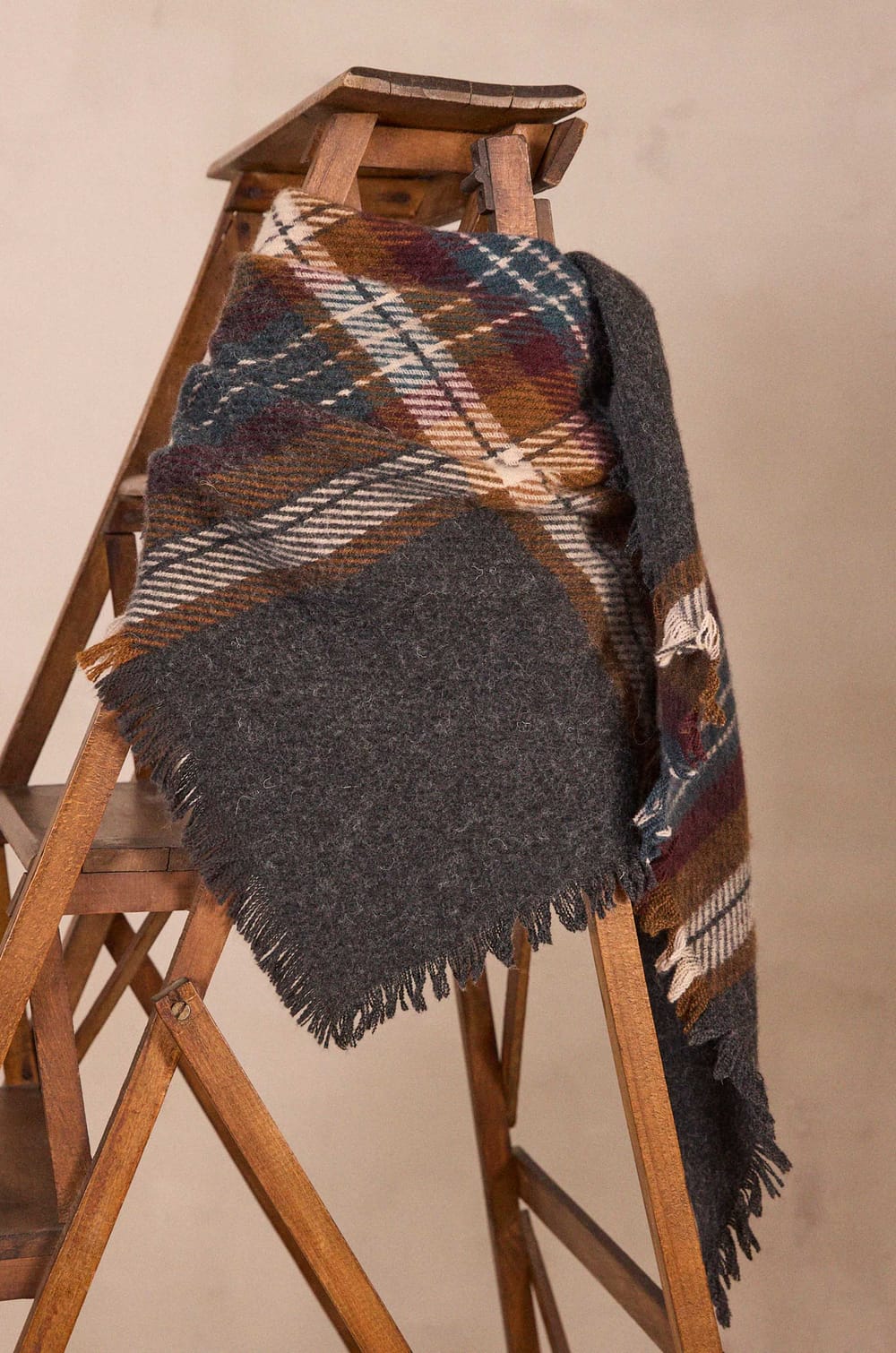 RAPHAEL Anthracite Scarf in Wool Blend;${refinementColor}