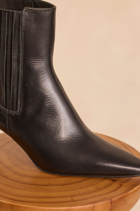 Low-heeled leather ankle boots ODILE;${refinementColor}