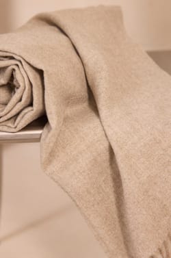 &Eacute;charpe tiss&eacute;e aux tons naturels ROBIN;${refinementColor}