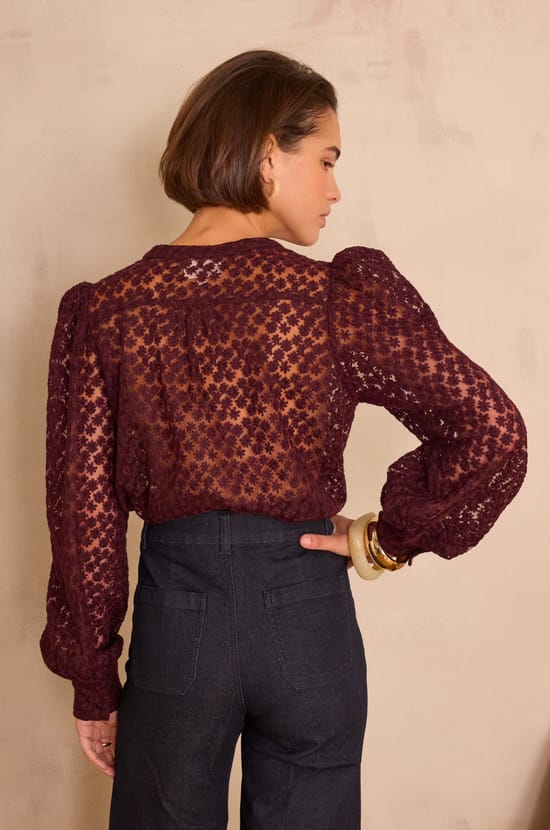 Embroidered CAMOMILLE blouse in cotton;${refinementColor}