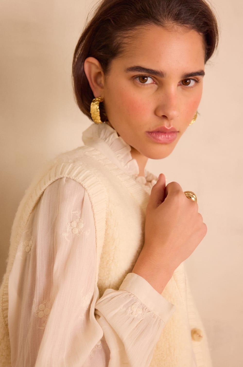 BORIS sleeveless cardigan in 100% wool;${refinementColor}