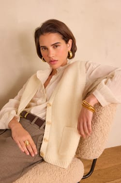 BORIS sleeveless cardigan in 100% wool;${refinementColor}