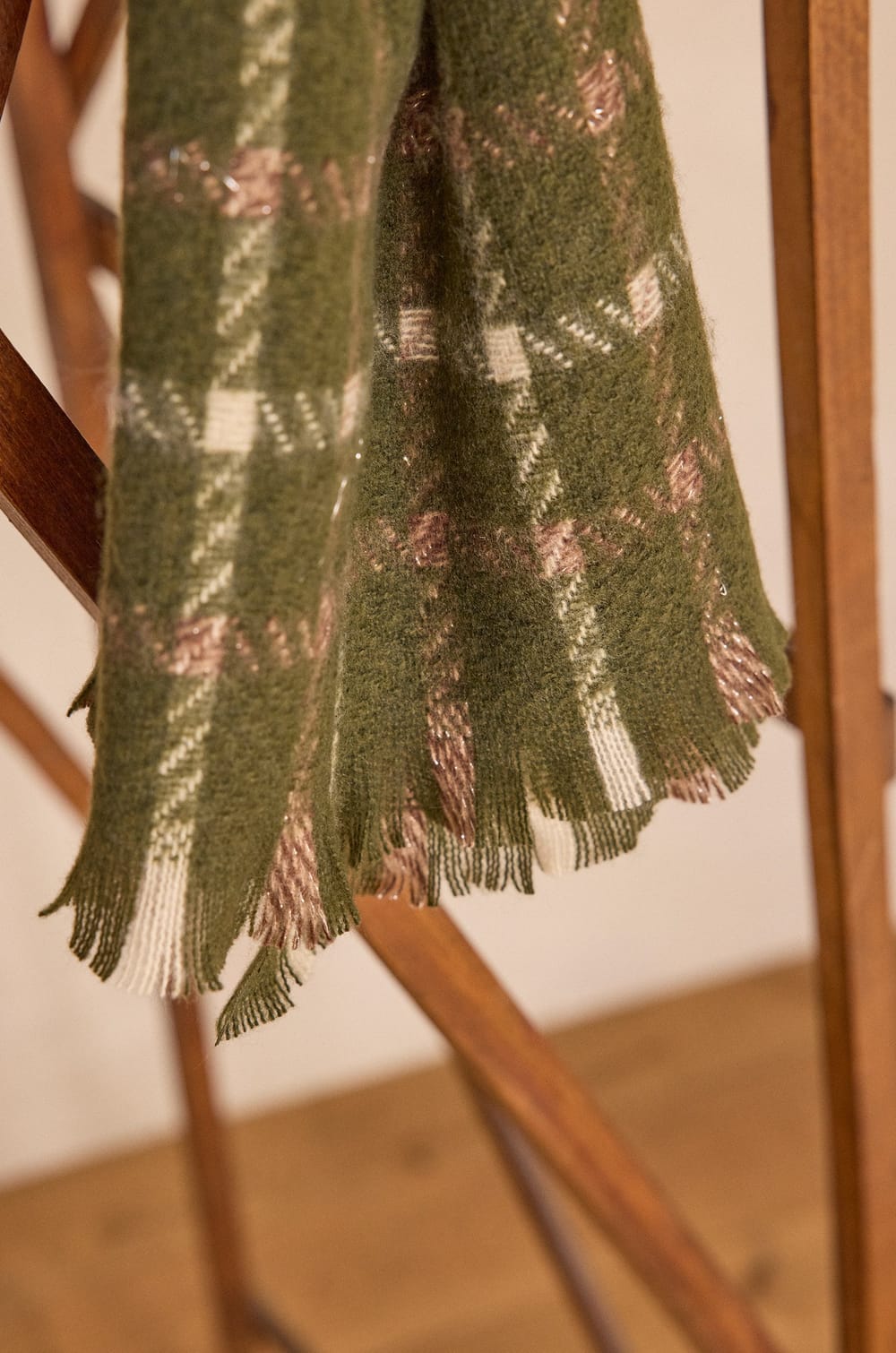 TIMEO checked scarf;${refinementColor}