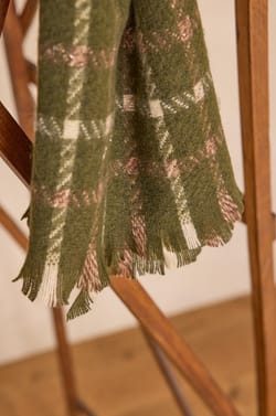 TIMEO checked scarf;${refinementColor}