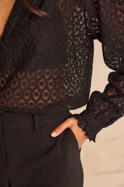 Blouse col V brod&eacute;e en coton DANIELA;${refinementColor}