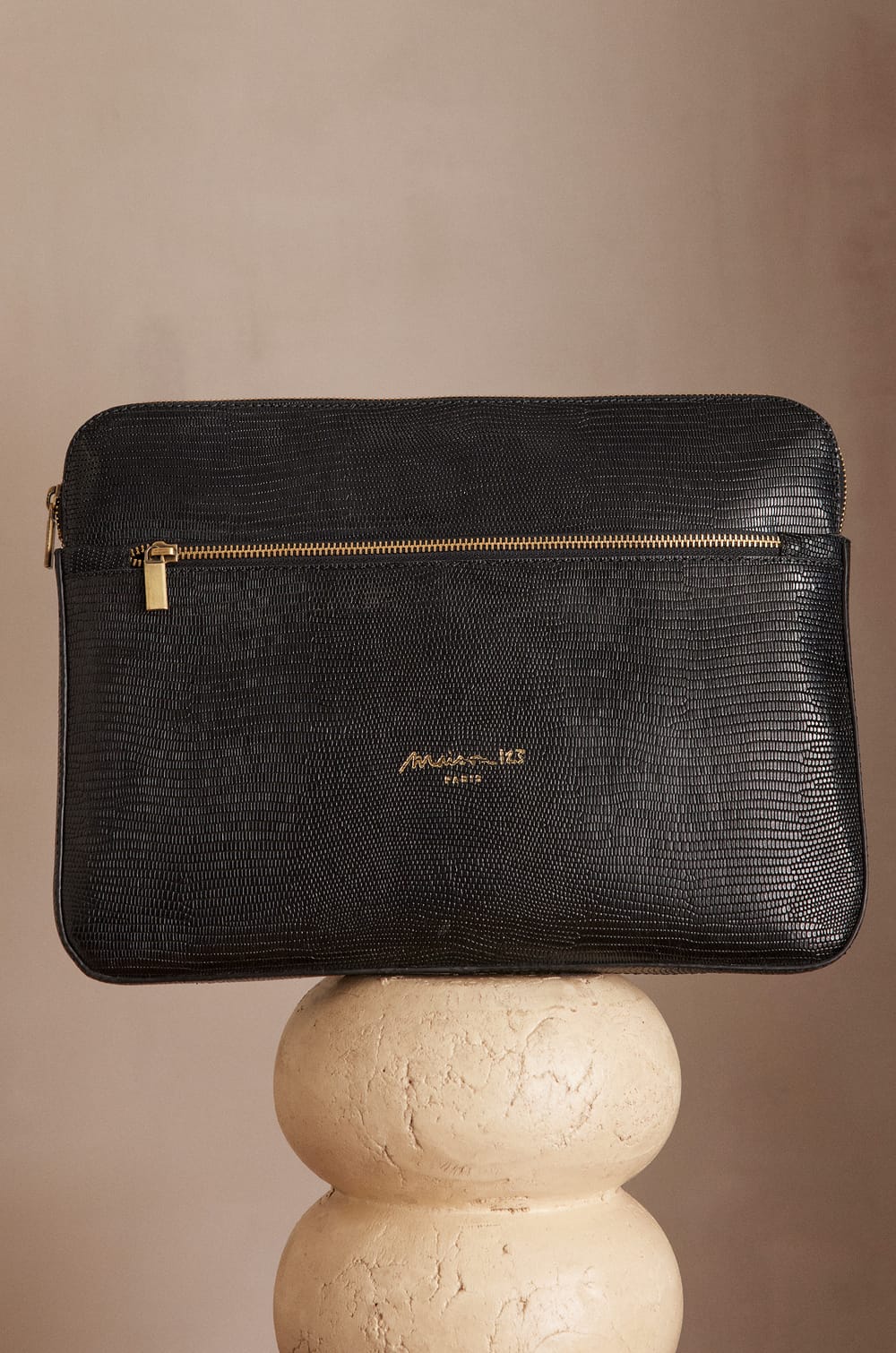 LEON leather laptop sleeve;${refinementColor}