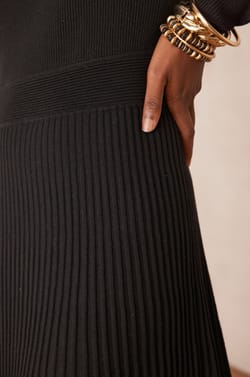 Kleid MARTIKA aus plissiertem Strick;${refinementColor}