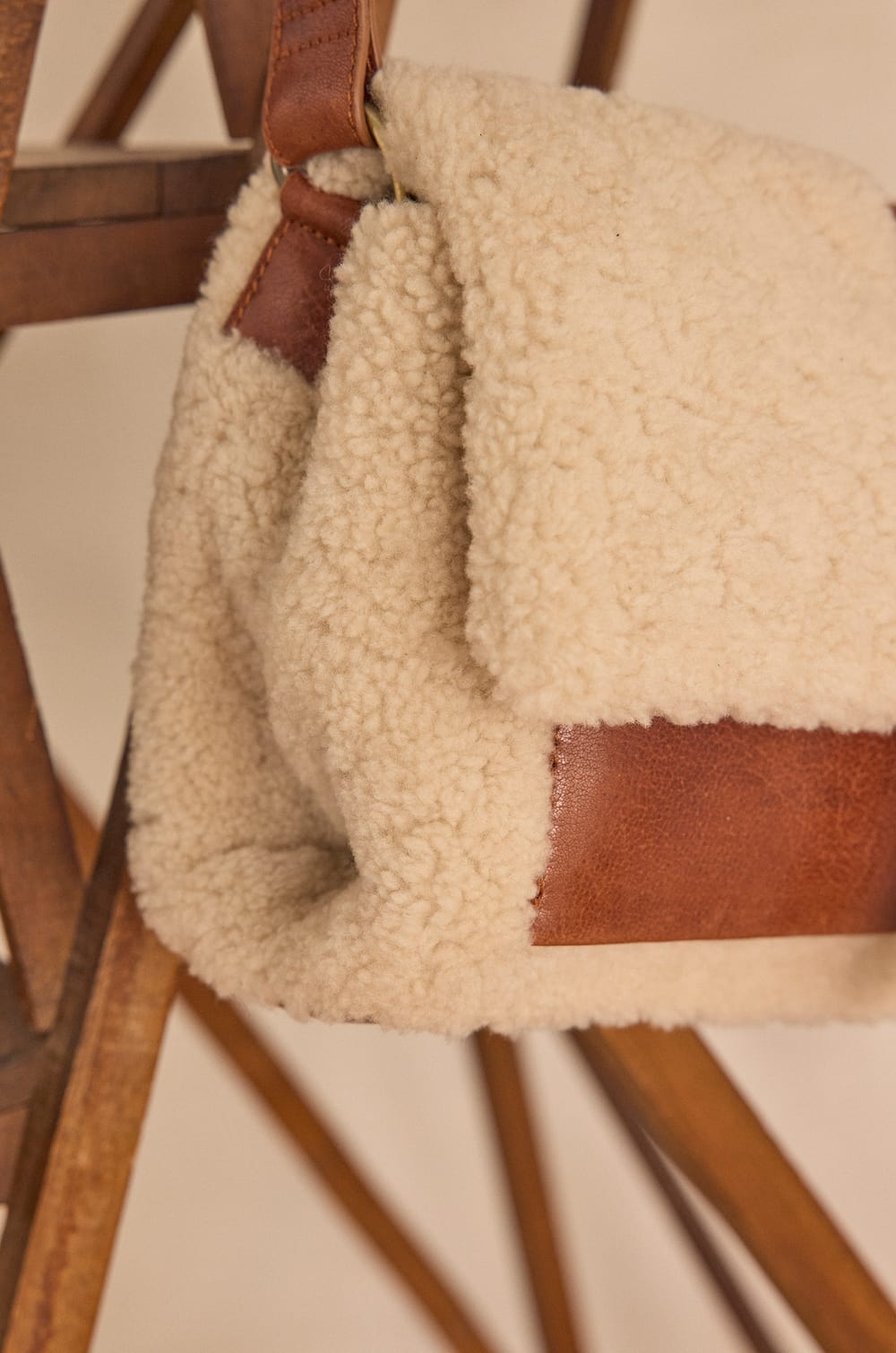 Bolso bandolera de cuero LOUIS;${refinementColor}