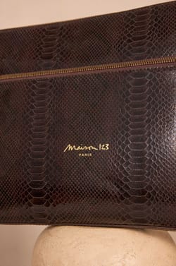 LEON leather pouch;${refinementColor}