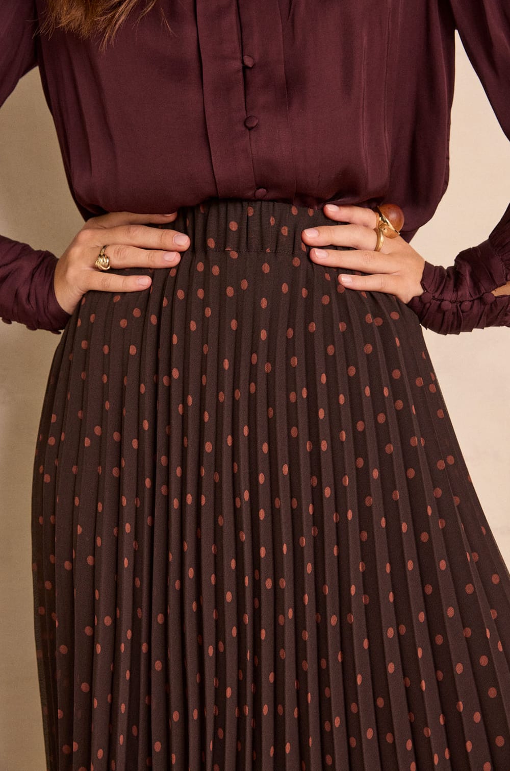 Burgundy pleated skirt VENUS;${refinementColor}