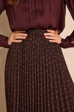 Burgundy pleated skirt VENUS;${refinementColor}