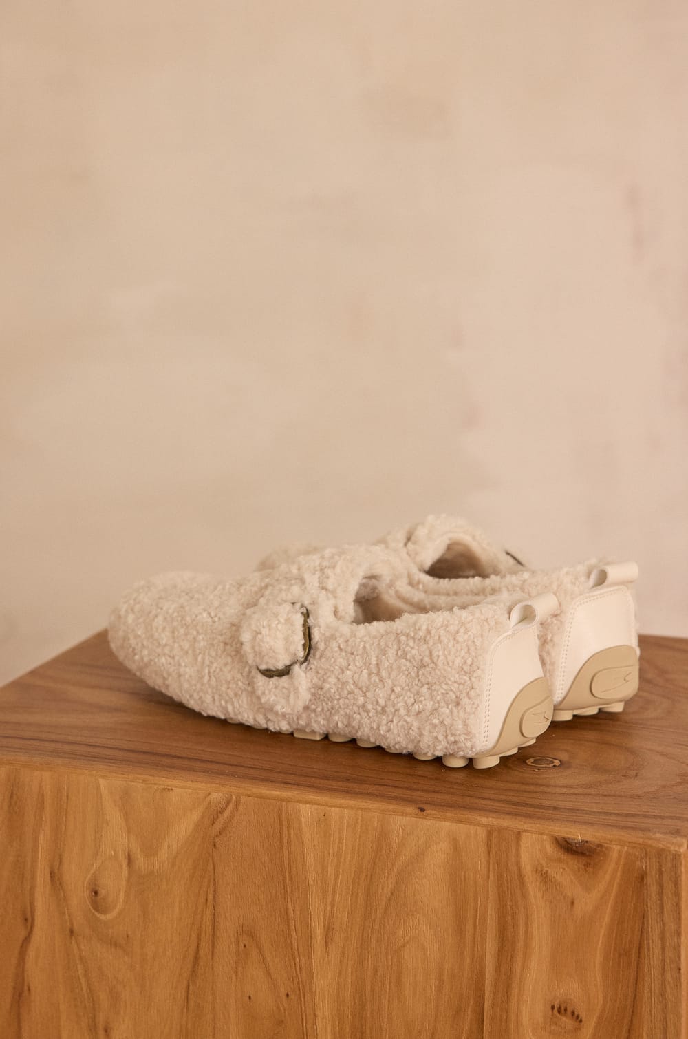 VOLF Slippers;${refinementColor}