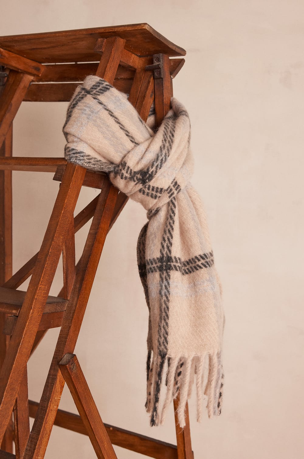 TANIA fine check SCARF;${refinementColor}