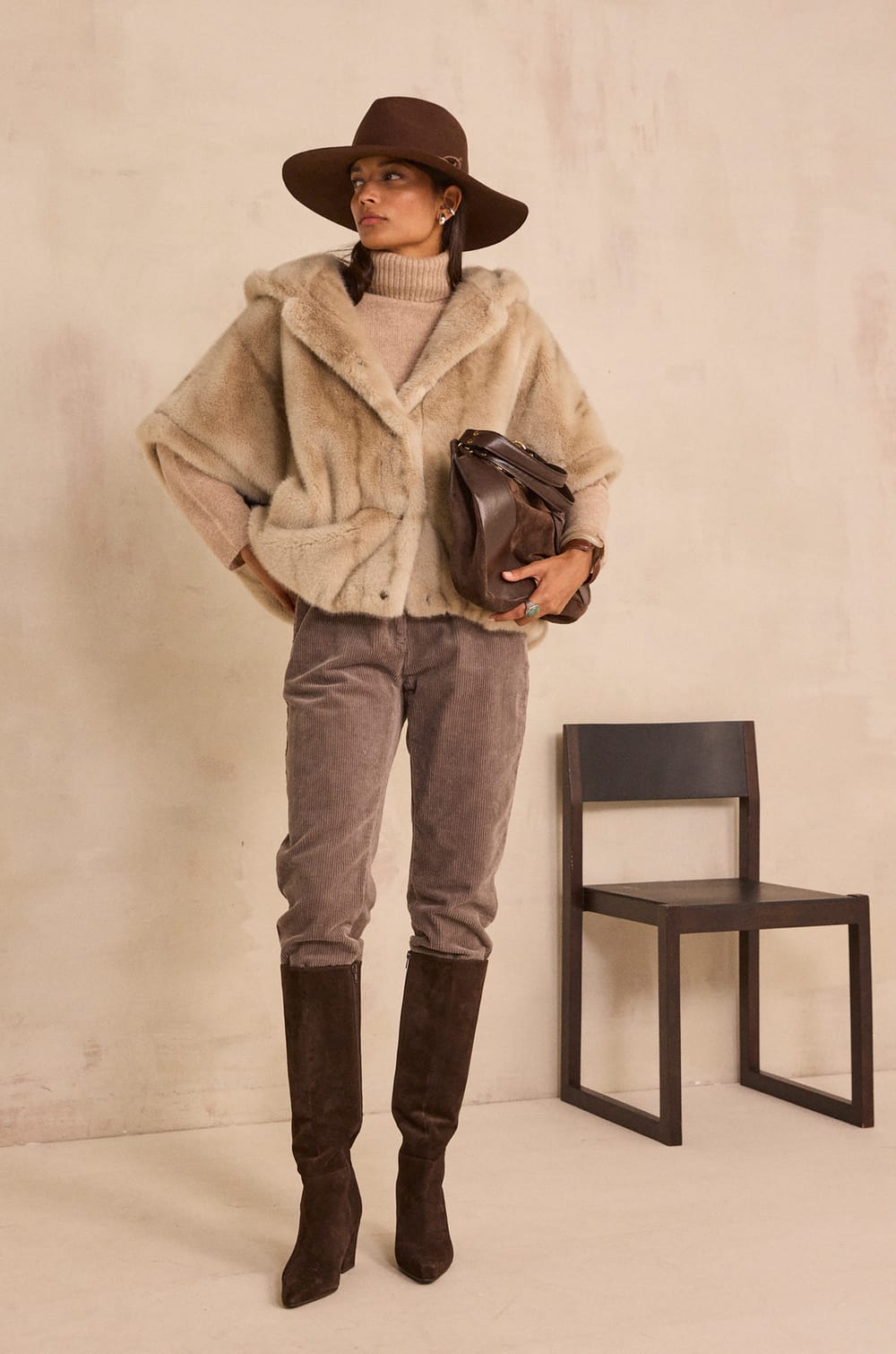 Sleeveless cape DAYANA;${refinementColor}