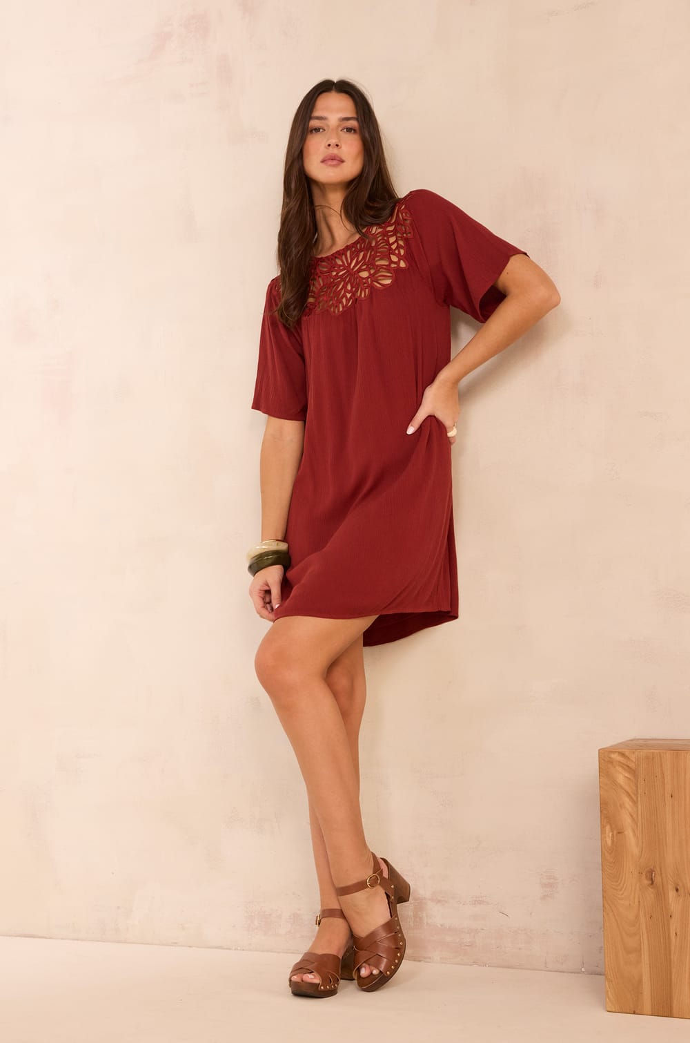 Straight dress with lace PERFECTION;${refinementColor}