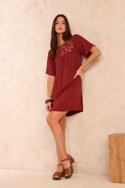 Straight dress with lace PERFECTION;${refinementColor}