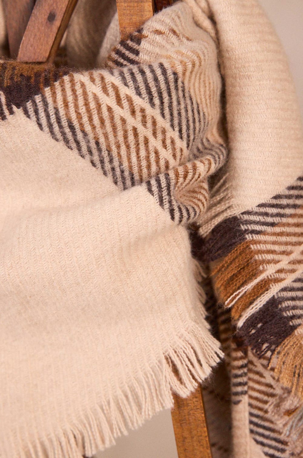 Cream scarf in mixed wool RAPHAEL;${refinementColor}