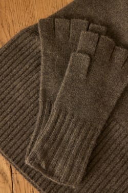 100% cashmere 2-ply WESLEY fingerless gloves;${refinementColor}