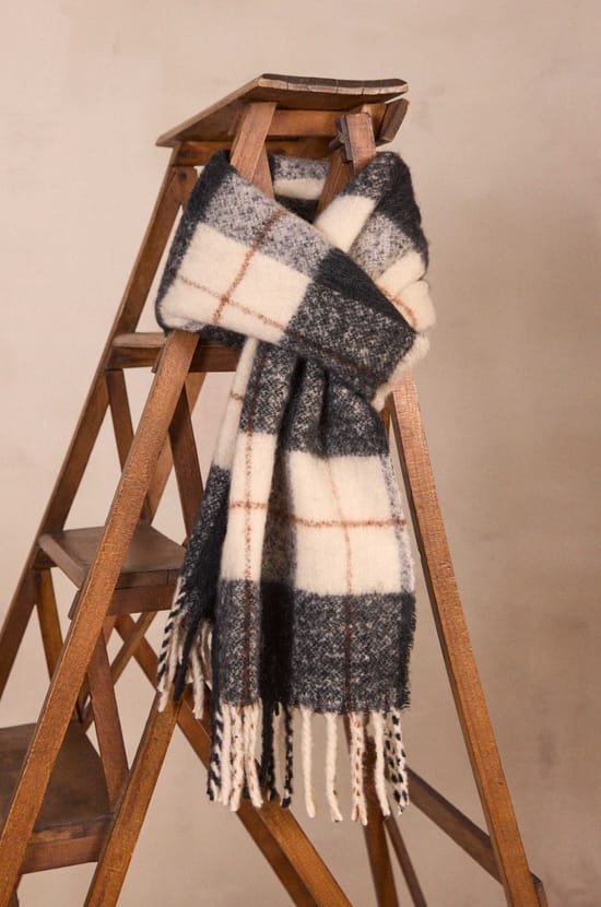 Woven scarf ROMANE;${refinementColor}