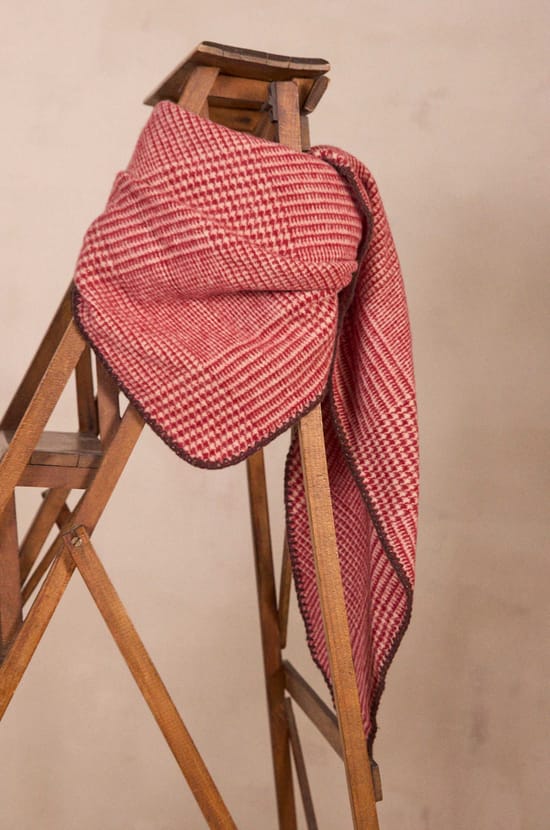 Woven scarf RIVA;${refinementColor}