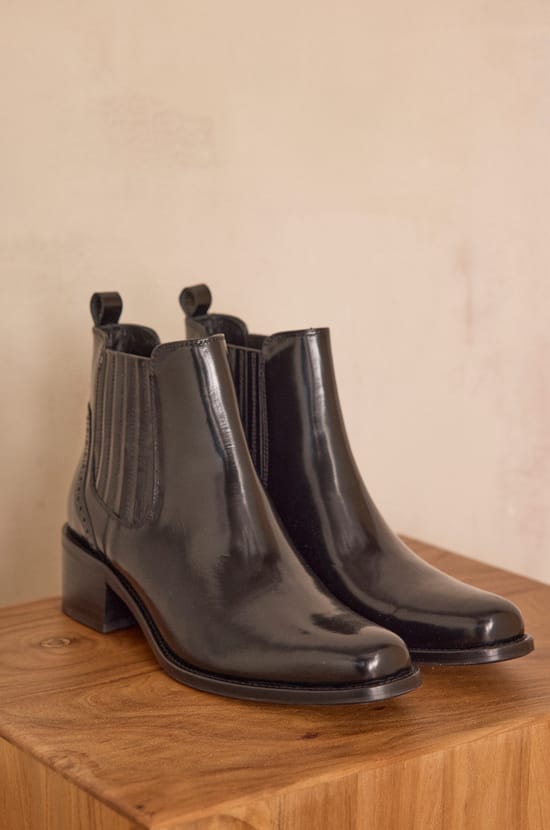 VINNY leather chelsea Boots;${refinementColor}