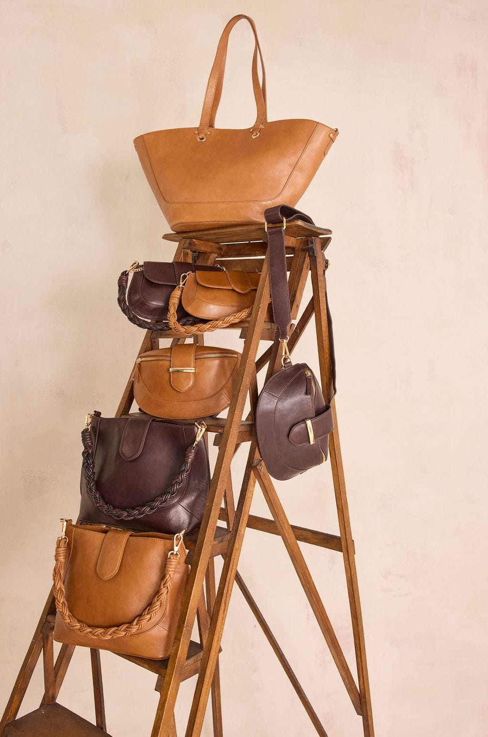 100% leather MARCEL bag;${refinementColor}