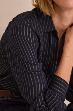 Chemise &agrave; fines rayures iris&eacute;es DONIA;${refinementColor}