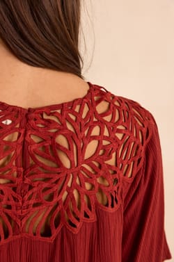 Straight dress with lace PERFECTION;${refinementColor}