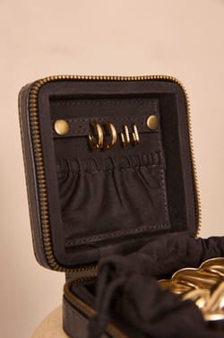 Bo&icirc;te &agrave; bijoux emboss&eacute;e en cuir LEON;${refinementColor}