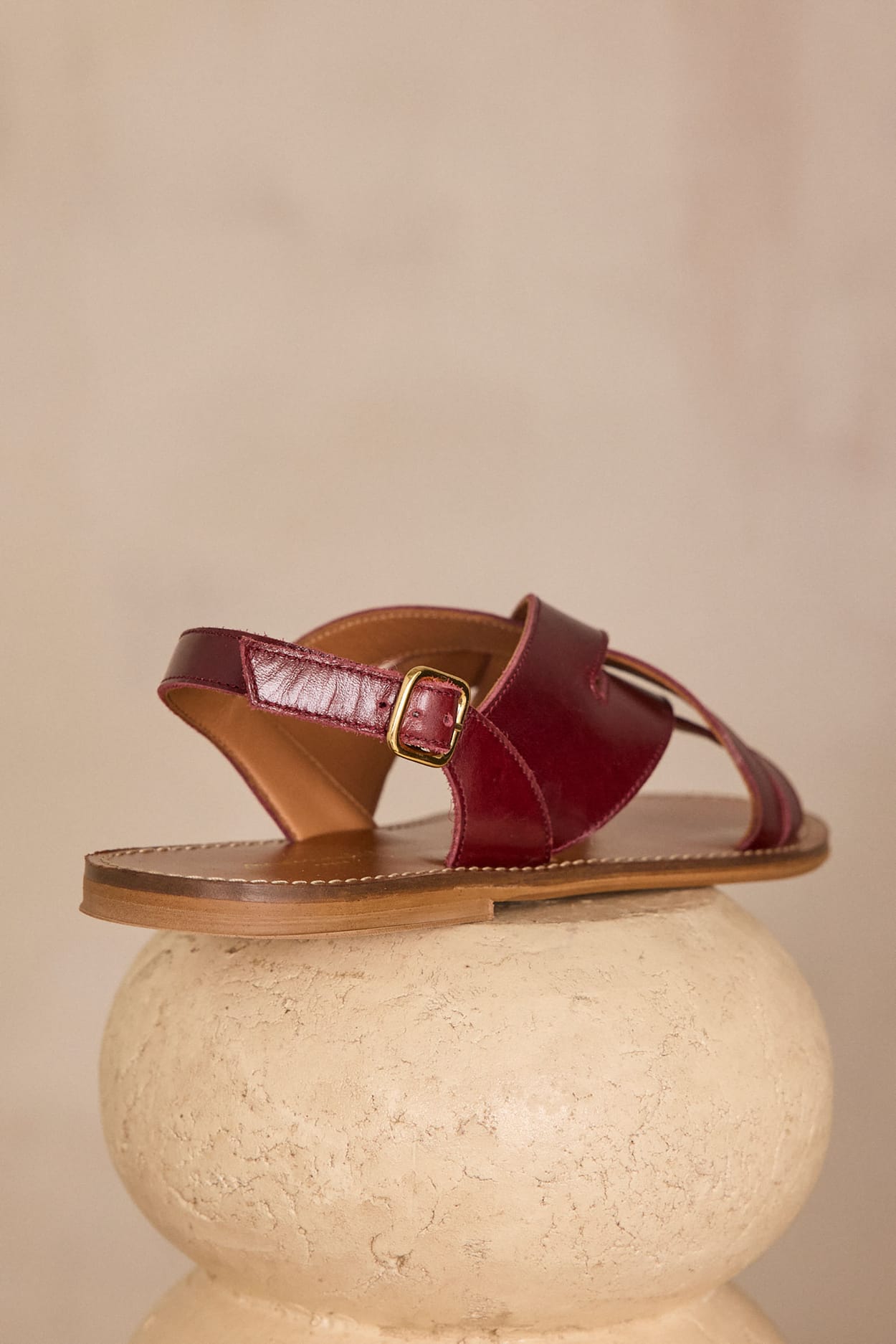Flat sandals made of 100% leather SOAN;${refinementColor}